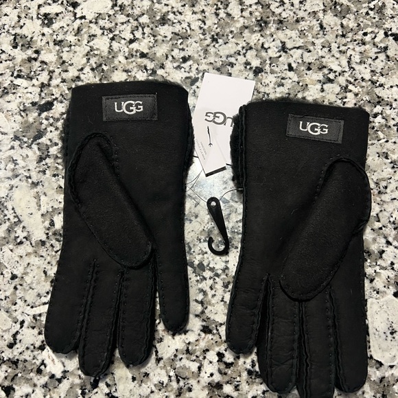 Ugg Sheepskin Bow Gloves - Picture 4 of 4